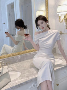 เรียบหรู เอวไหล่เอียงซับ ชุดราตรี ผู้หญิง ฤดูร้อน แบบใหม่ไม่สมมาตร พรางหุ่น เดรสรัดรูป เดรส เรียบหรู หรูหรา