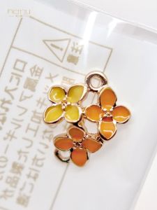 จี้ตกแต่งดอกไม้กลิ่นหอมหวานสีเหลืองส้ม เครื่องประดับ DIY สำหรับทำเครื่องประดับ จี้ตกแต่งดอกไม้ทองคำ โลหะผสม ทองแดง