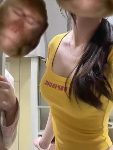 เสื้อยืดคอกว้างแขนสั้นผ้าฝ้ายแท้สำหรับผู้หญิงในช่วงฤดูร้อน ทรงเข้ารูป เสื้อชั้นในสั้น ทรงเข้ารูป สไตล์หวานและเผ็ดร้อน แขนสั้น คอกลม