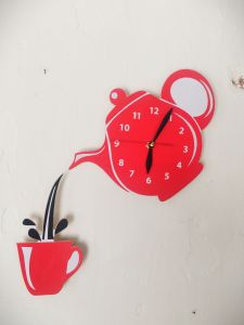 Jam dindimg teko cangkir