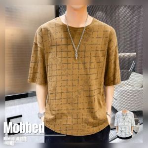 เสื้อยืดคอกลม เสื้อแฟชั่นชาย  เป็นงานสกรีนลายแขนสั้นคอกลม สกรีนลายตารางพร้อมตัวอักษร สวย เท่ห์ ดูเข้ากันลงตัวสุดๆ ราคาดีๆ