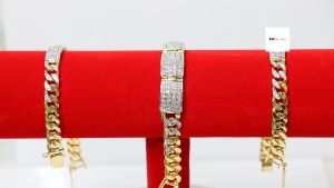 สร้อยข้อมือทองไมครอน ความยาวรอบข้อมือ 17-18 ซม. ประดับด้วยเพชรCz หน้ากว้าง 12 \* 8 มิล