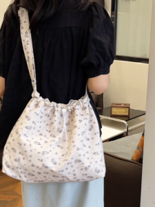 ideafashionshop(ID2319) กระเป๋าถือสะพายไหล่ลายโบว์+ดอกไม้ใบเล็ก มี 4 สี ปรับสายย่นน่ารัก