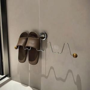 Bathroom Slippers Shoe Rack Wave-Shaped Suction Cup Hook Wall-Mounted Shoe Drying Rack Removable Drying Shoes Drain Rack