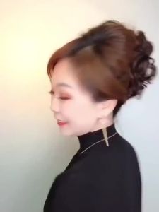 Lifelike Messy Curly Synthetic Hair Bun Wig with Flower Bud Gripping Clip Elastic Womens False Hair Piece High-Temperature Silk