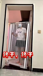 🐱150ซม. ประตูกั้นแมว ประตูกั้นแมว ฟรีแท่งเข้ารหัส ติดตั้งง่าย ที่กั้นบันได ไม่ต้องเจาะ กันแมว มั่นคงแกร่งกล้า โยกคลอนไม่ได้เลย