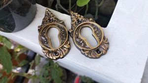 Lubang Kunci Pintu Kuningan Antik 2 pcs Tutup Lubang Pintu Motif Ukir