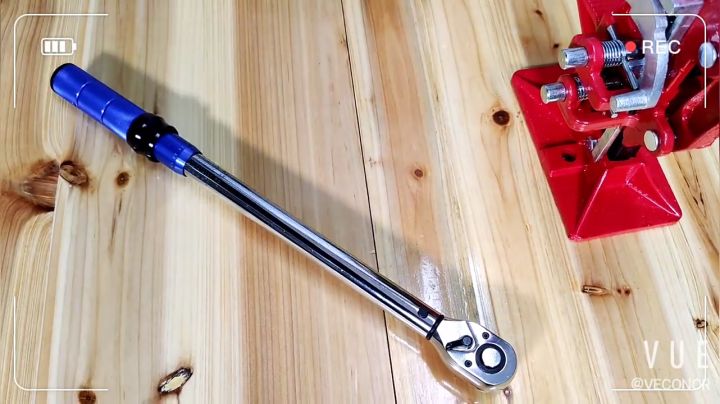 torque wrench for bicycle maintenance