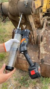 Bơm Mỡ Bò Bằng Pin 900CC Sử Dụng Pin Lithium 24V Dùng Cho Ô Tô Xe Tải Xe Đầu Kéo Máy Xúc