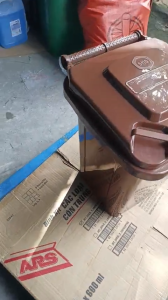 Thùng rác cộng nghiệp 60L ( màu nâu)- thân thiện môi trường