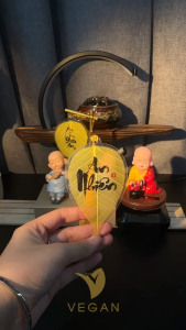 Lá bồ đề chữ thư pháp VEGAN  trang trí ốp lưng làm móc chia khóa treo xe ô tô