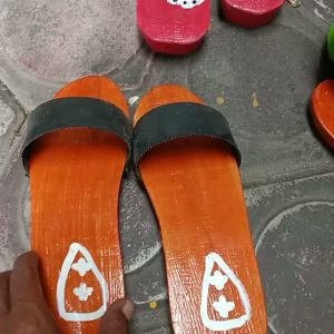 Sandal bakiak lukis / sandal gempiak / klompen / sandal kayu