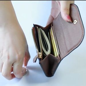 【ส่งจากกทม|พร้อมสต็อก】 กระเป๋าสตางค์ใบสั้น หนัง Pu พกพาสะดวก ขนาดเล็กแบบพกพา พร้อมช่องใส่บัตร สีสดใส แฟชั่นสําหรับสตรี