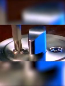 ชุดถอนสกรูเกลียวซ้าย 5ตัว ชุดเครื่องมือถอนหัวน็อต /สกรู/ตะปู ชำรุดฝังแน่นให้ถอนออกได้อย่างง่ายดายใน 10 วินาที พร้อมกล่องอลูมิ