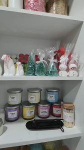 Nến thủ công tại xưởng Z&Z Kim Dung ông già Noel quàng khăn trong ly thủy tinh