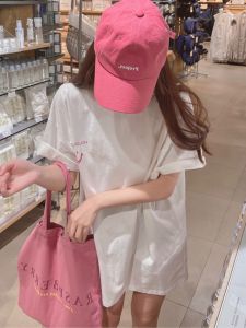 เสื้อยืดคอกลมแขนสั้นผ้าฝ้ายลายยิ้มสีชมพูสำหรับผู้หญิงในช่วงฤดูร้อนปี 2024 เสื้อตัวบนทรงหลวมแบบบางยาวปานกลาง