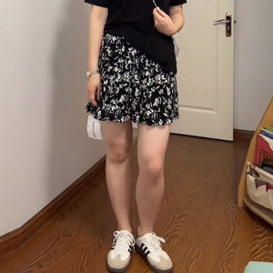 ชุดกระโปรงสั้นแขนสั้นสีดำสไตล์ฮิปซี ชุดกระโปรงสั้นพิมพ์ลายดอกไม้เอวสูง ชุดสองชิ้น แฟชั่นฤดูร้อน 2025 สำหรับผู้หญิง