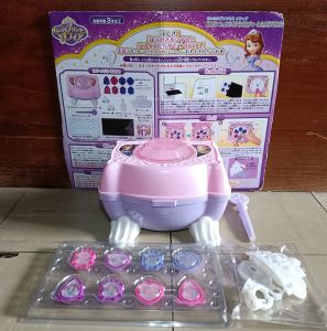 กล่องเครื่องประดับเจ้าหญิงโซเฟีย งานTOMY มีเสียงพูด ใช้งานได้ ใช้ถ่านAA 2 ก้อน สินค้าเป็นมือสองอาจมีตำนิรอยบ้าง สติ๊กเกอร์ด้านซ้ายลอกออกมาบางส่วน ไม่มีกล่อง