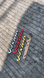 EMBLEM VIXION AKRILIK 3D SET SEPASANG ( 2 pcs ) KANAN KIRI STIKER KACA TEMPEL LOGO UNTUK MOTOR YAMAHA VIXION NVA NVL R 155 + PEREKAT STICKER KACA AKRILIK GRADE A TEBAL 3MM 2 LAPIS TWOTONE PNP LOGO ICON BODY VARIASI WARNA BIRU GOLD MERAH SILVER