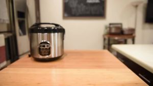 Aroma Housewares หม้อหุงข้าวดิจิตอล20ถ้วย (ไม่สุก10ถ้วย) หม้อหุงข้าวแบบช้าหม้อนึ่งอาหาร SS ภายนอก (ARC-150SB) สีดำ