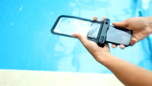 Black Waterproof Bag For Mobile Phone With Flexible Touch Universal Size Hd Display Suitable For Beach And Swimming.