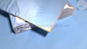 ALAS KUE UK 25 CM /Tatakan alas kue tart ulang tahun bahan triplek ISI 12Pcs\" \nALAS KUE UK 22 CM /Tatakan alas kue tart ulang tahun bahan triplek ISI 12Pcs\"