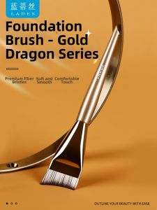 Lades | Crescent-Shaped Flat Foundation Brush for Light Makeup