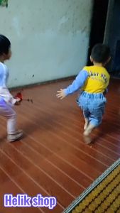 Pesawat helikopter penginderaan anak-anak gerakan dalam ruangan drone yang ditangguhkan jatuh.