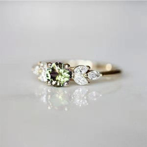 Huitan Delicate Women Wedding Ring Olive Green Round Zircon with Leave Shape Elegant Gold Color Gift Rings Trendy Jewelry