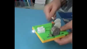 ชุดประกอบมือหมุนเครื่องกำเนิดไฟฟ้า DIY สำหรับเด็ก | ชุดเรียนรู้ฟิสิกส์ พลังงานไฟฟ้า STEM ของเล่นเสริมทักษะ