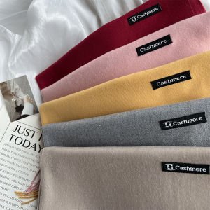 ผ้าพันคอขนสัตว์หนาสีแดงสำหรับผู้หญิง ฤดูใบไม้ร่วง/ฤดูหนาว สไตล์เกาหลี ผ้าคลุมไหล่โลโก้สีพื้น ผ้าไหมเทียม ผ้าคลุมหน้าหนาวแบบสองทาง