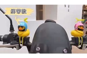 ตูติ้ม เป็ดเหลือง ตูติ้มติดรถ เป็ดหมวกกันน็อก เป็ดติดรถจักรยานยนต์ ตูติ้มเป็ดเหลือง ของแต่งรถ