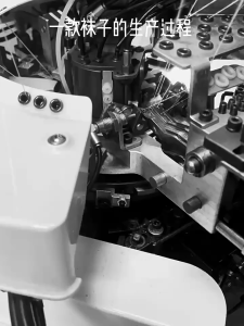 ถุงเท้าเตะบอลยาว สีสันถูกใจแน่นอน มีกันลื่น ผ้านุ่ม ระบายอากาศดี พร้อมส่งในไทยทุกชิ้น