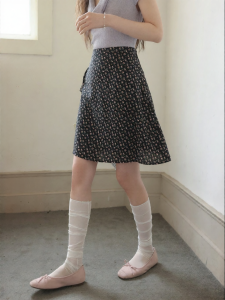 Mixd | Chân Váy Ngắn A-Line Cao Waist Đen Hoa Văn