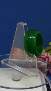 保证正品-緬甸天然翡翠绿玉指环(也称为板指只适合穿着大姆指而已)巿场少见(天然翡翠绿握/穿着有冰凉的感觉)超大size(Size 34)-An Original Natural Burma Green Jade Ring(Extra Big Size for Thumb finger)