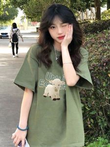 เสื้อยืดผู้หญิงแขนสั้นขนาดใหญ่สไตล์อเมริกันย้อนยุคผ้าฝ้ายรสฮ่องกงพิมพ์เสื้อผ้าทํางานคอกลมแขนสั้นสําหรับฤดูร้อน