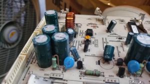 Tụ lọc nguồn 200v 300v các trị số 150uF 220uF 330uF 470uF 560uF 820uF 1200uF tháo máy