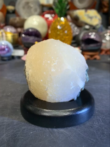 rare calcite flower rounding几顿货里只有独特这一颗💰 💯带着原矿的天然大爆花方解石🔮 肥圆结晶🙌 非常可爱❤️ 背部是原矿绿幽眼👍 🆓附送特制实木底座  Height整体高: 8cm  width底座宽: 8cm x 7cm weight重: 0.36kg Crystal height方解石高: 7cm  width宽: 6cm x 5cm weight重: 0.32kg  📍Johor Bahru 区可自行取货或邮寄服务