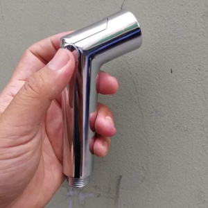 Vòi xịt bồn cầu nhựa mạ điện màu bạc có thể điều chỉnh lực nước Vòi xịt vệ sinh tăng áp có nút tắt mở điều chỉnh lực
