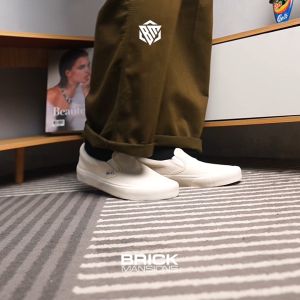 Brick Mansions - Slip On Mission Off White Sepatu Sneakers Casual Pria Wanita