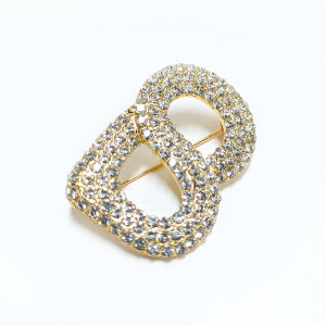 New Luxury and Stylish Brooch Women's Pin Metal-Encrusted and Diamond-Inspired Accessory