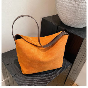 กระเป๋าสะพายไหล่ทรงถังผ้ากำมะหยี่ขนาดใหญ่สำหรับผู้หญิง ฤดูร้อนปี 2025 กระเป๋าสะพายไหล่แบบหนังวัวเนื้อนุ่ม สไตล์เกาหลี ความจุขนาดกลาง