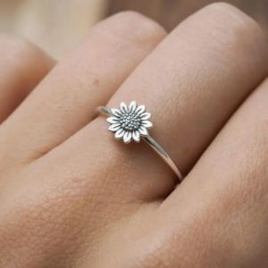 Huitan Sunflower Women Rings Metallic Style Simple Stylish Finger-ring Exquisite Accessories Fashion Versatile Jewelry New