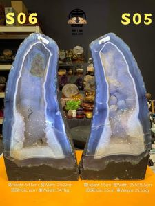 fire element couple crystal geode crystal cave with blue agate 白晶洞🔥 双晶分别结晶 顶部幼亮满天星星空白水晶+钛晶💎 底部晶牙晶体带有紫晶拉边金字塔 ⚛️3-6cm厚体蓝玛瑙边 ⬅️左边这颗顶部带有黄方解石结晶  图里照片是右边晶洞➡️S05 右高: 55cm  宽: 26.5x16.5cm  洞深: 3.5cm  重: 25.55kg  特价两颗一起RM3333🉐  S06←左边单颗RM1799/pc S05→右边单颗RM1799/