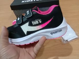 Sepatu Sekolah Anak Perempuan Laki Laki  Sepatu Warna Hitam Murah Tali Perekat Rekat Kecil Tanggung Umur 6-10 Tahun PAUD TK SD SMP SMA Kelas 1 2 3 4 5 6 7 8 9 0-KIDZTUBS1749040824