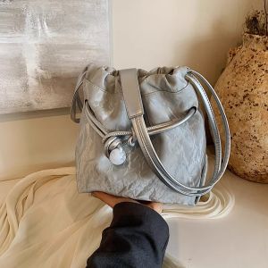 กระเป๋าถือทรงถังสะพายข้างแบบเรียบง่ายสำหรับผู้หญิงในช่วงฤดูร้อนปี 2024 กระเป๋าสะพายไหล่แบบลำลองที่ทันสมัย ​​และอเนกประสงค์สำหรับการเดินทางไปทำงาน