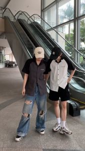 Áo sơ mi Boiz tay ngắn raglan màu phối đen trắng chất liệu vải lụa mềm rủ ít nhăn form rộng thoáng mát dễ mặc dễ phối đồ