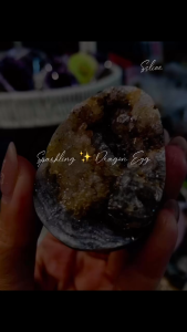 闪闪惹人爱✨ Blingbling 🔮 #附送图里原皮玛瑙片底盘 #1212Sale 黄,红,蓝天然色彩龙蛋✨ Sparkling Dragon Egg 边部玛瑙也是加分点 🈵 🐎rm98 only 🆓 free agate slice #dragonegg #agate #彩晶蛋 #玛瑙 #水晶能量