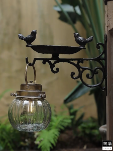ตัวติดตั้งรูปนกสองตัวทำจากเหล็กกลั่นแบบยุโรปสำหรับสวน ตัวติดตั้งถ้วยใส่อาหารนกตกแต่ง หัวเข็มขัดแบบแขวน