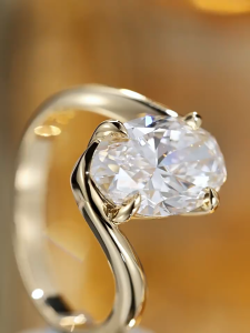 Queensun 18k Gold Lab Diamond Oval Cut Solitaire Ring | Engagement Ring、Statement Ring、Yellow Gold Ring、Minimalist Luxury Ring、Bridal Jewelry、Hidden Halo Ring 18K 黄金培育钻石椭圆钻单钻戒指 扭臂戒托 极简轻奢设计 婚礼 / 日常通勤高级感饰品 小众精致订婚戒配饰